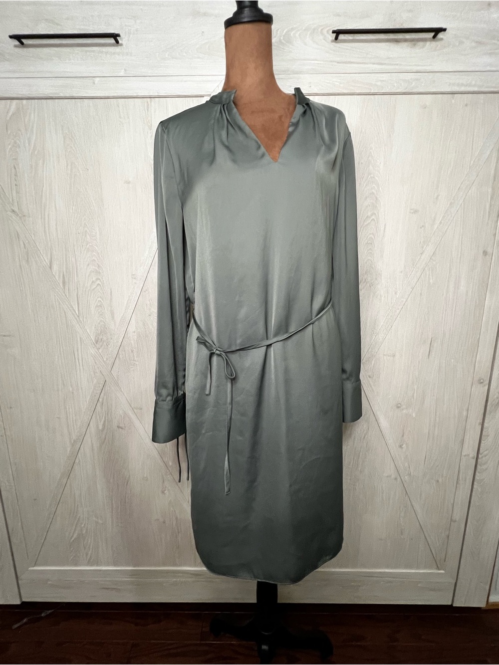 H&M Sage Green Long-Sleeve Tie-Waist Shift Dress size small